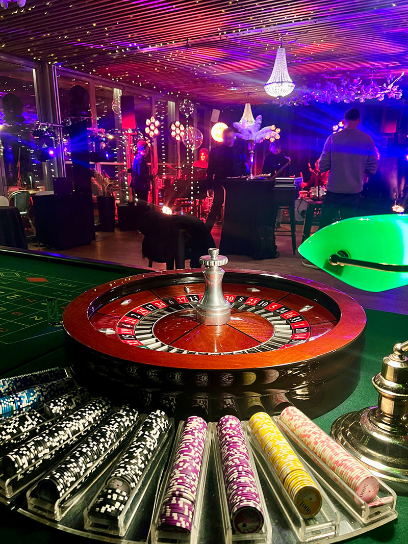 Animation roulette de casino factice avec jetons personnalisés lors d'un séminaire d'entreprise