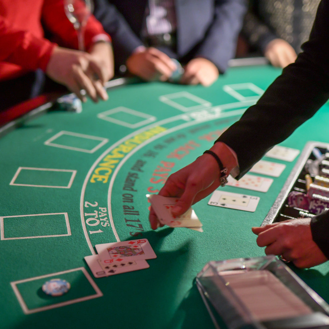 Roue De Roulette De Casino Rotation Rouge En Bois De Jeu D'isolement, Gros Lot Chanceux De Jeu Roue Réaliste De Rotation De La Ro Illustration de Vecteur - Illustration du risque, fond