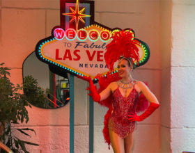 Enseigne neon Vegas hotesse